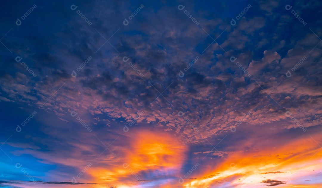 Céu lindo pôr do sol. Céu dourado e laranja e nuvens com sol