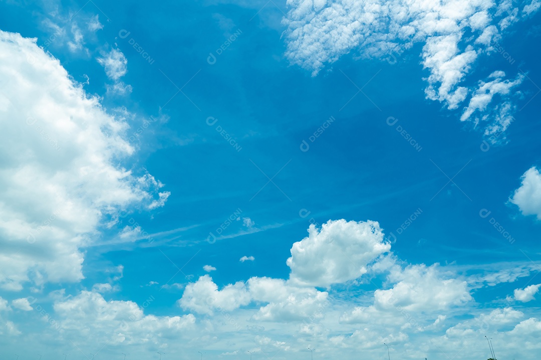 Lindo céu azul e nuvens cumulus brancas abstraem base.