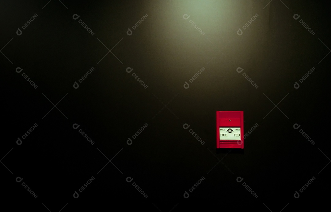 Estação de tração de alarme de incêndio vermelho no fundo da parede preta. Alarme de incêndio