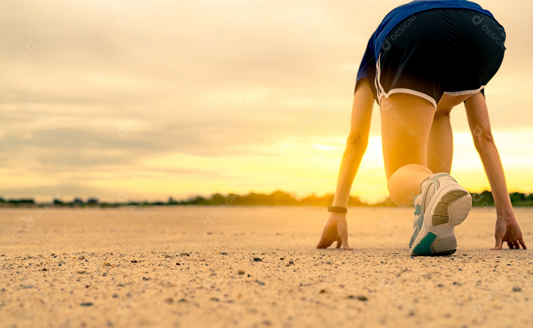 Atleta corredora se preparando para iniciar a corrida de treinamento