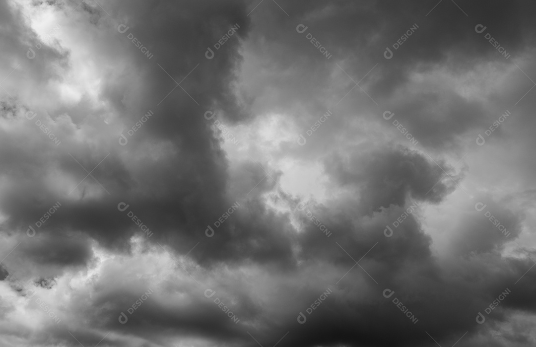 Céu e nuvens dramáticos escuros. Antecedentes para a morte e triste concepção