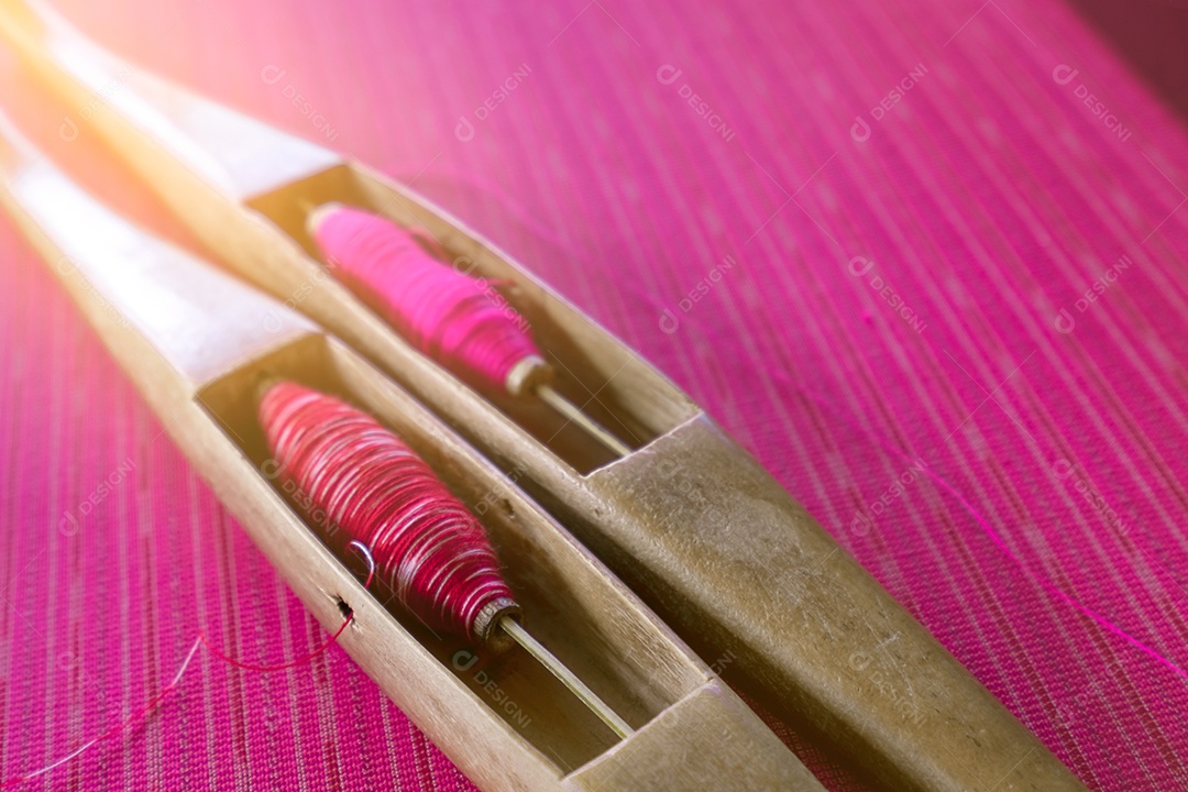 Fio rosa em tecelagem ferramenta de transporte em tecido artesanal tradicional