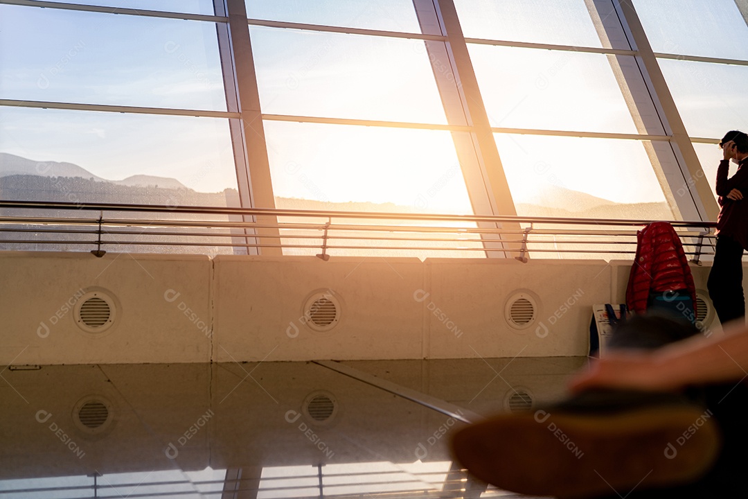 Foco seletivo no duto de ar dentro do prédio do aeroporto.