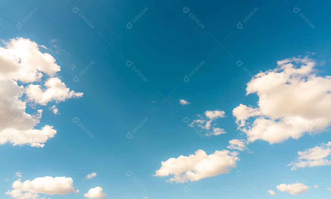 Lindo céu azul e nuvens cumulus brancas abstraem base.