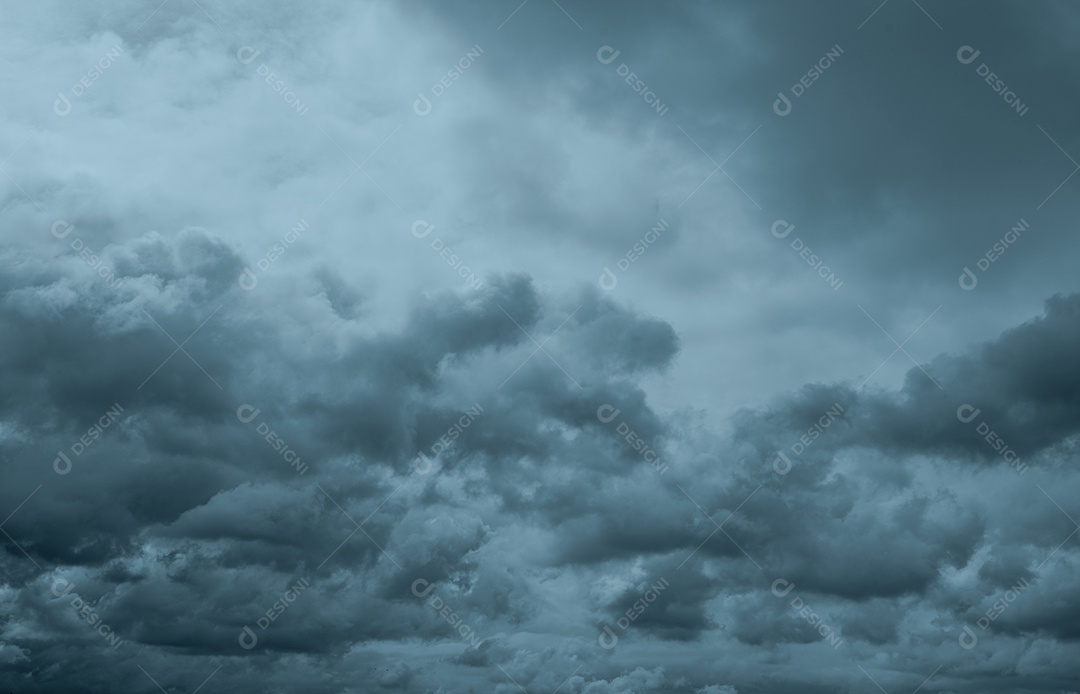 Céu e nuvens dramáticos escuros. Antecedentes para a morte e triste concepção