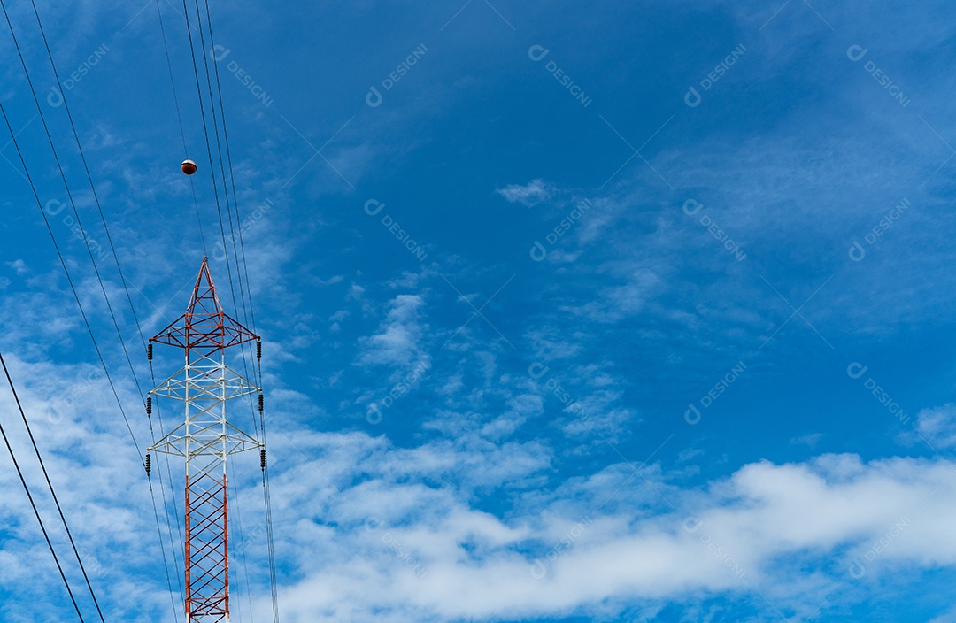 Torre elétrica de alta tensão e linhas de transmissão. Eletricidade