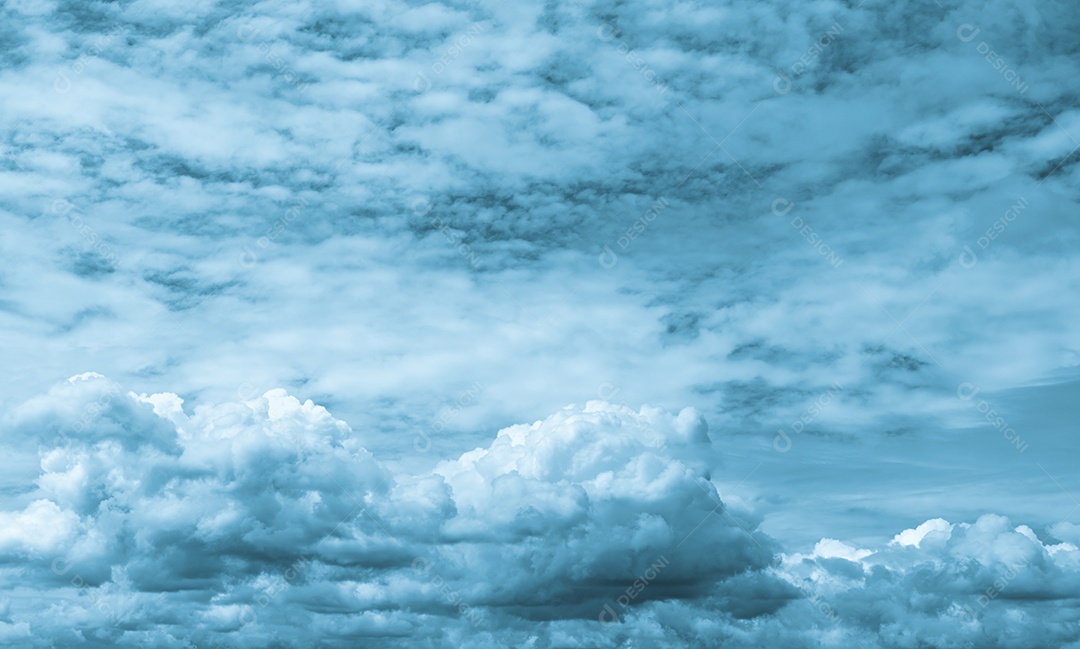 Lindo céu azul e nuvens cumulus brancas abstraem base.