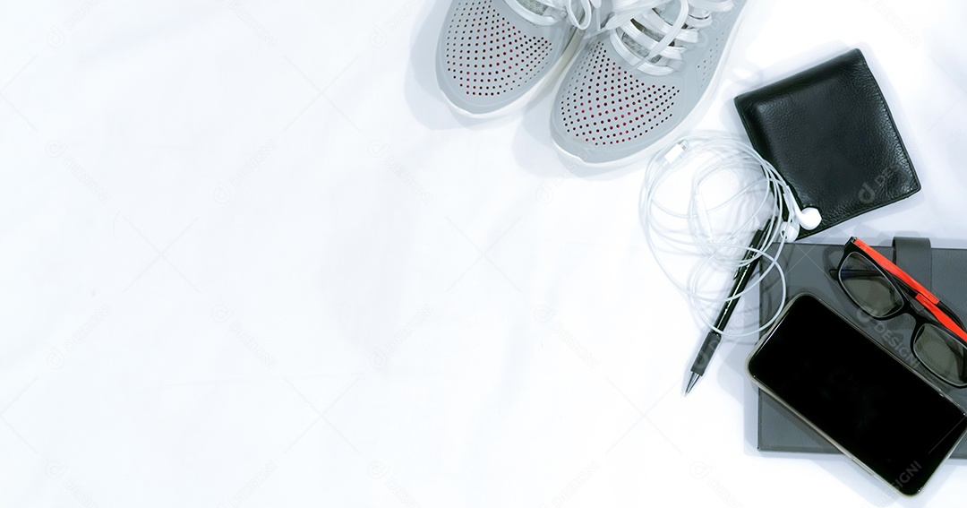 Vista superior de sapatos, smartphone, carteira, fone de ouvido, óculos, notebook