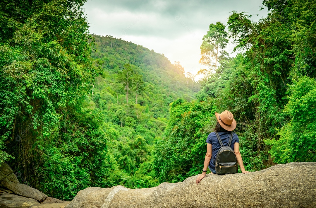 Mulher feliz viaja sozinha na floresta. Mulher ativa com bom humor