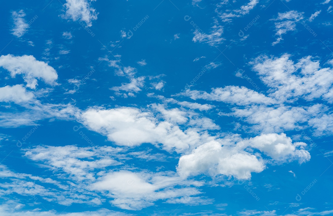 Lindo céu azul e nuvens cumulus brancas abstraem base.