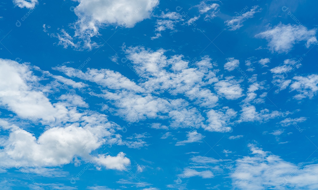 Lindo céu azul e nuvens cumulus brancas abstraem base.