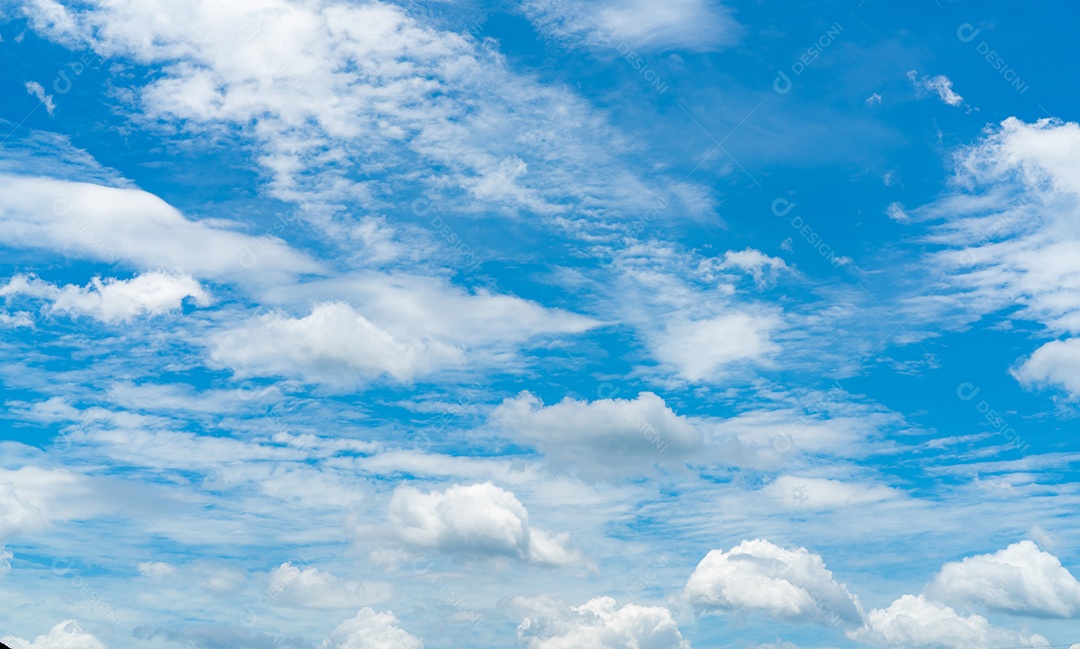 Lindo céu azul e nuvens cumulus brancas abstraem base.