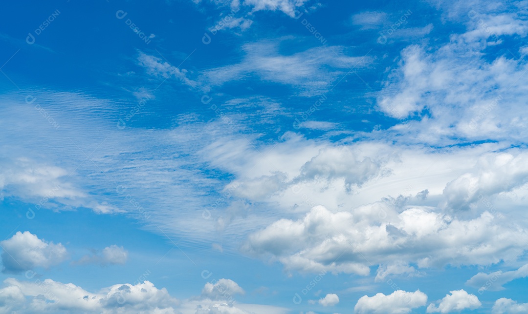 Lindo céu azul e nuvens cumulus brancas abstraem base.