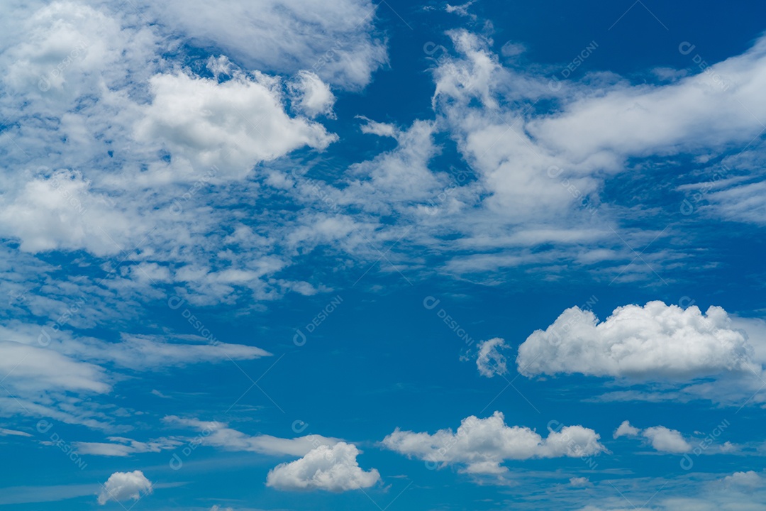 Lindo céu azul e nuvens cumulus brancas abstraem base.