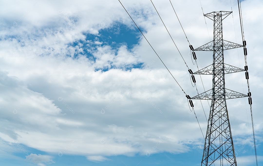 Pilão elétrico de alta tensão e fio elétrico com céu azul