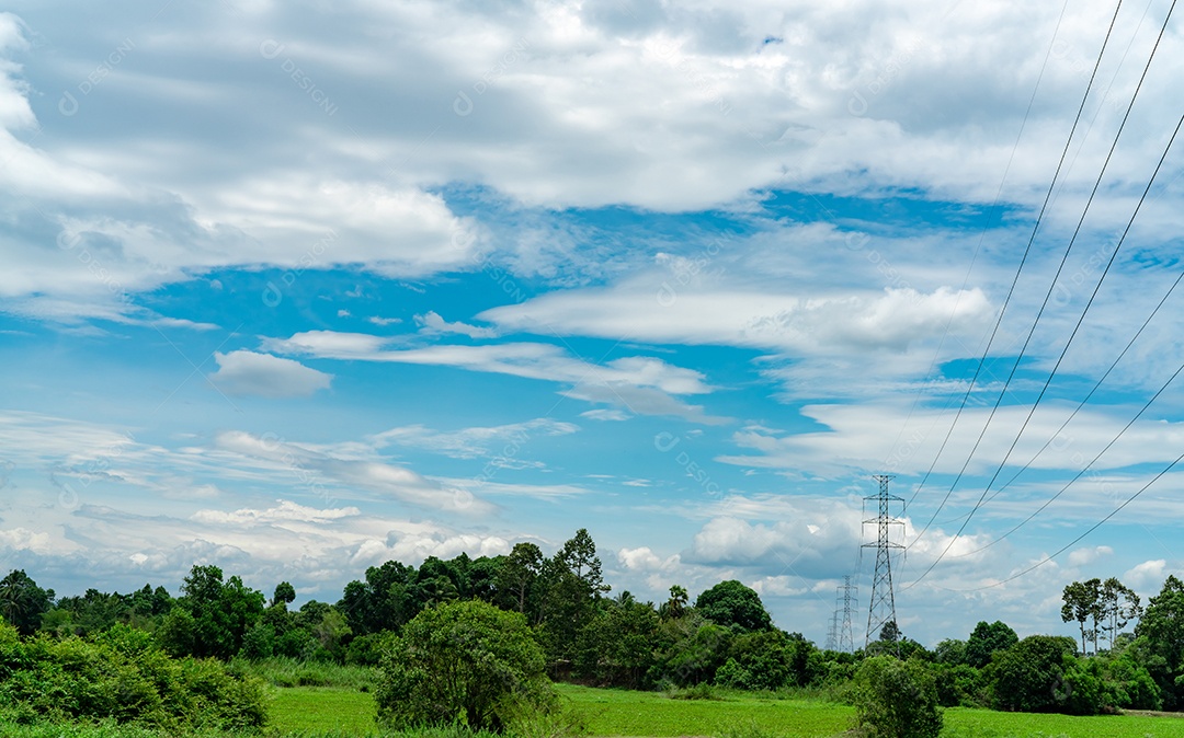 Pilão elétrico de alta tensão e fio elétrico com céu azul