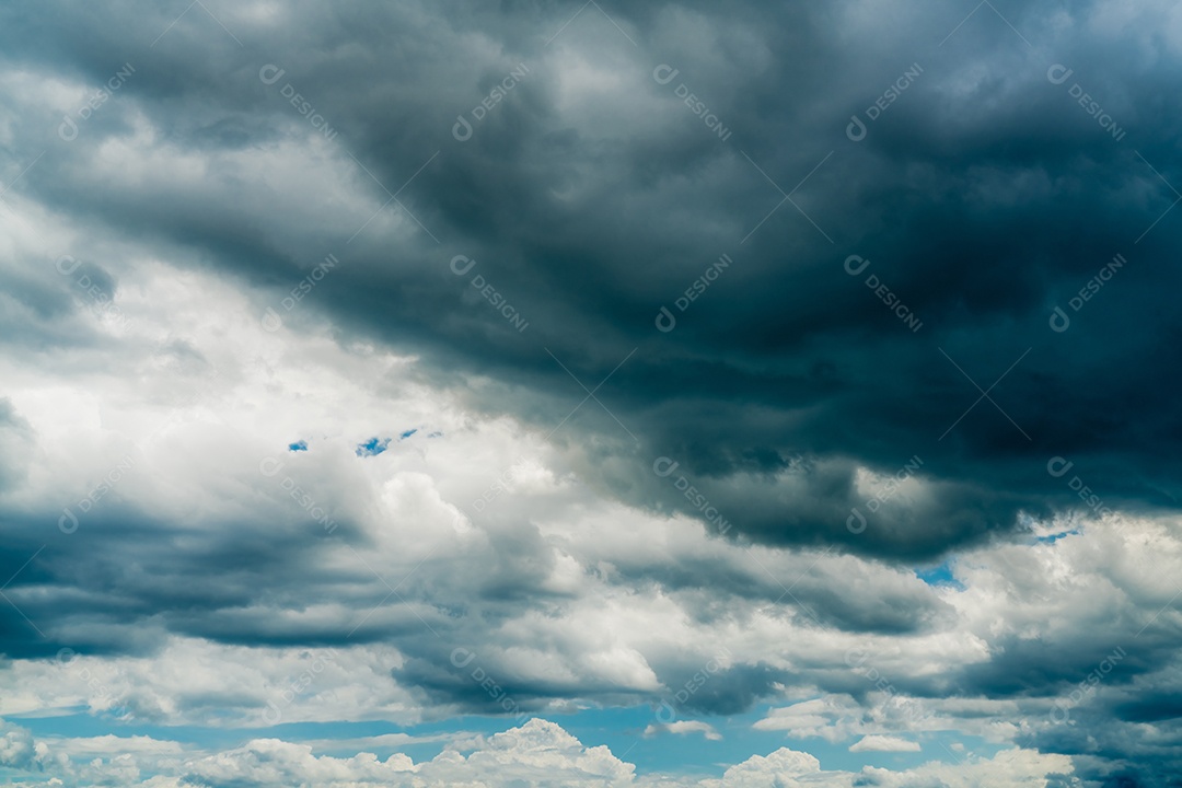 Lindo céu azul e nuvens cumulus brancas abstraem base.
