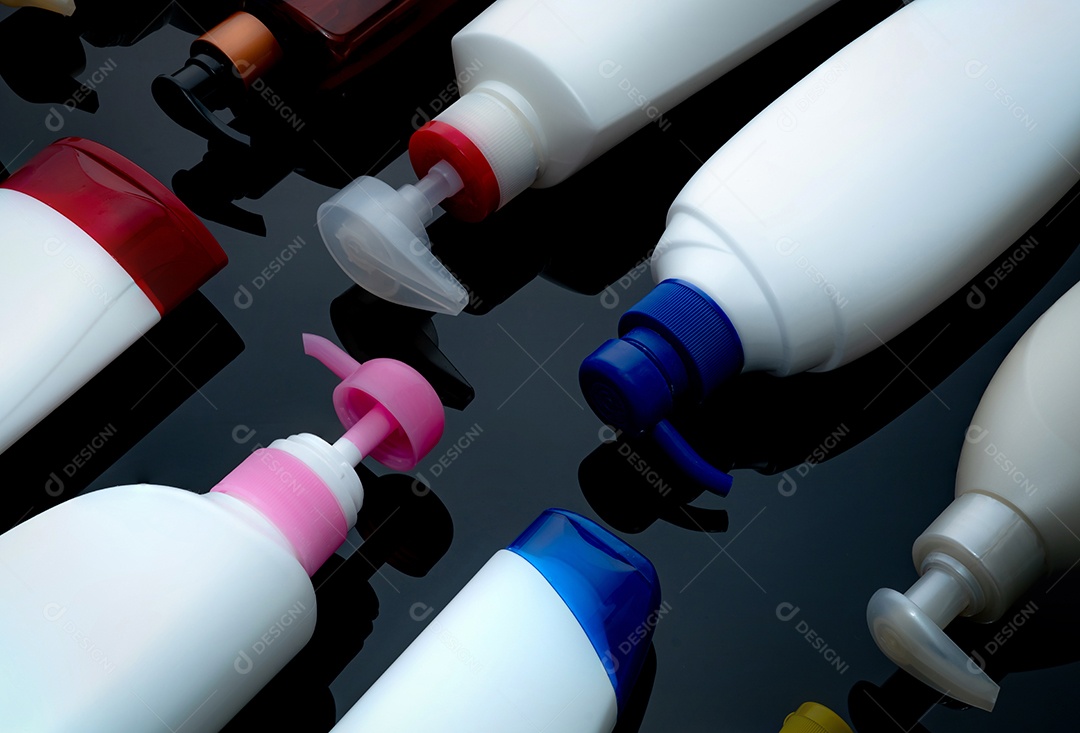 Frasco cosmético isolado. Shampoo e condicionador de cabelo plástico