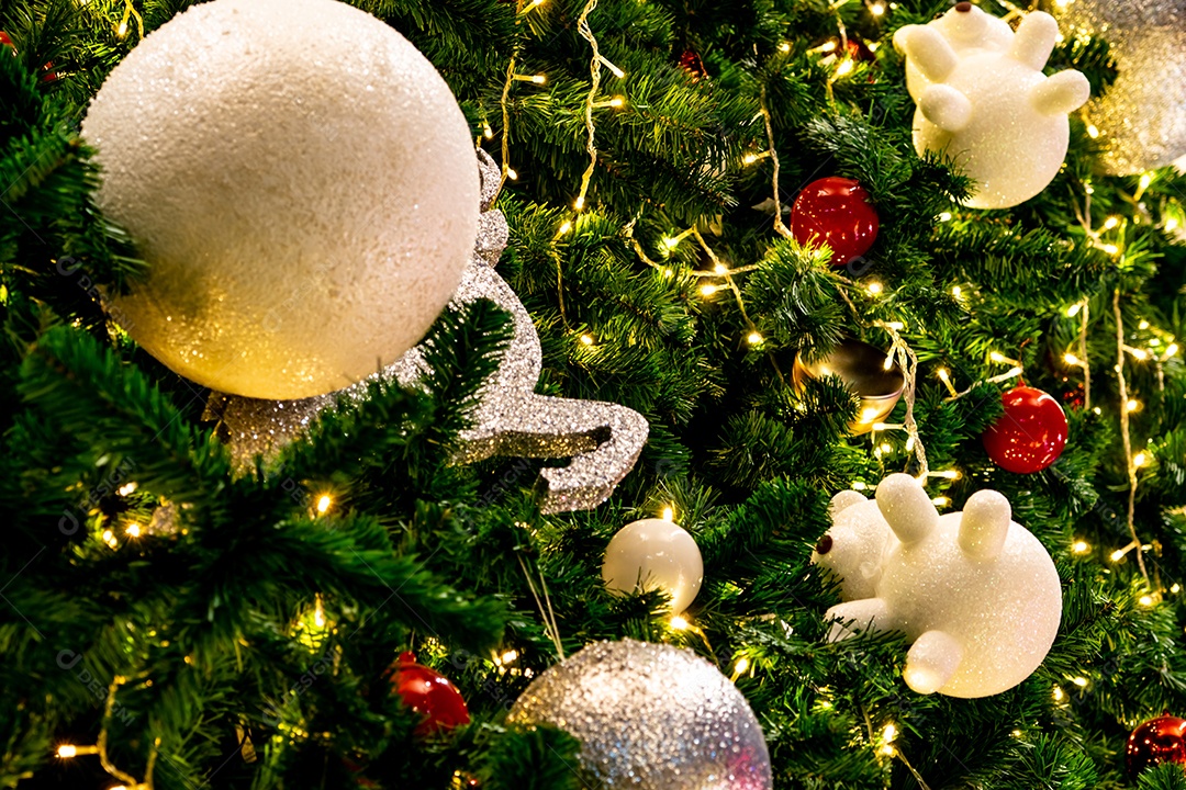 Feche a decoração da árvore de Natal com vermelho, ouro, prata