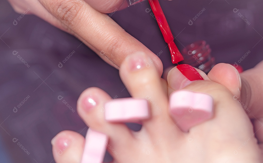 Mulher recebendo serviço de pedicure de unha do pé por pedicuro