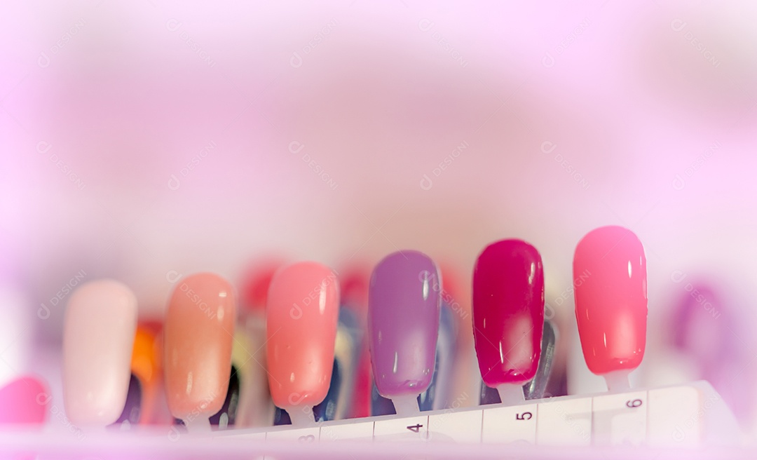 Unhas artificiais coloridas na loja de salão de beleza. Conjunto de unhas postiças