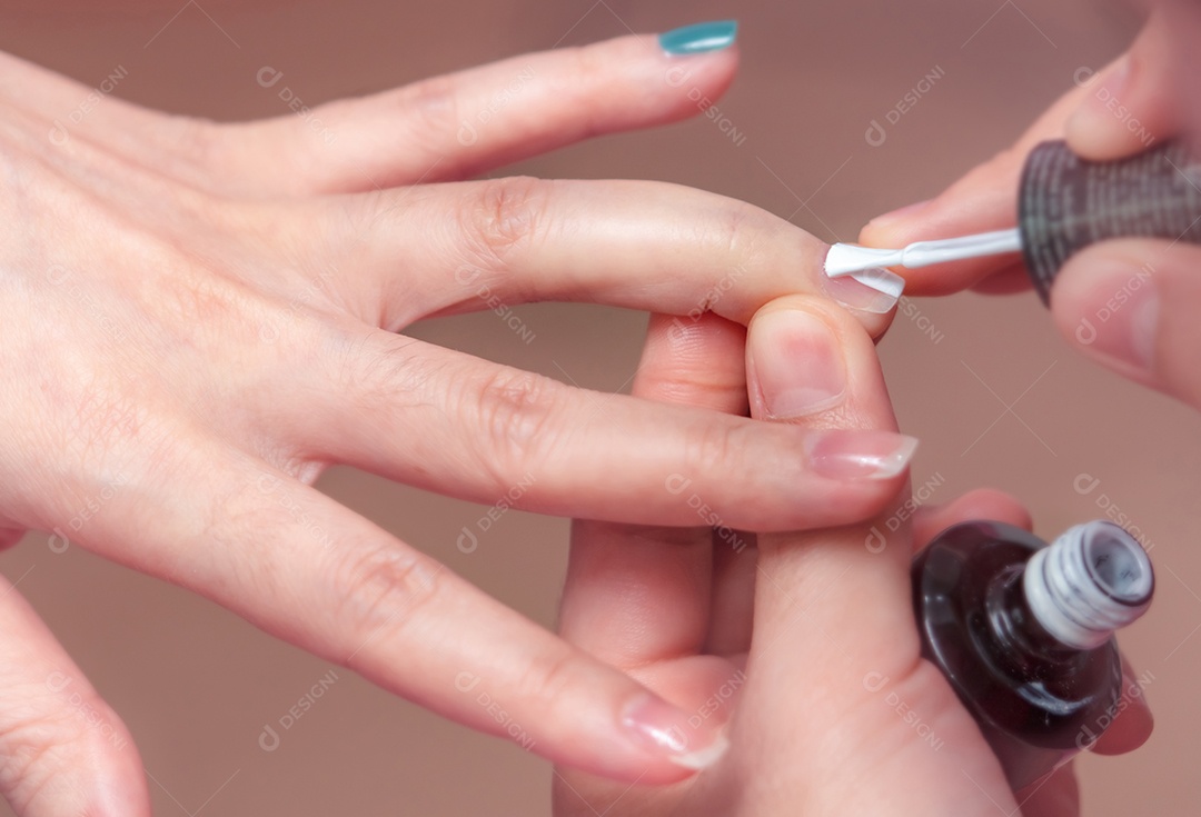 Mulheres recebendo serviço de manicure de unhas por manicure profissional