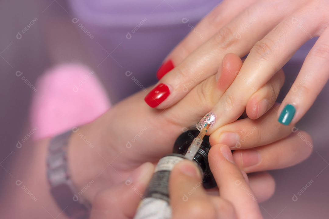 Mulheres recebendo serviço de manicure de unhas por manicure profissional