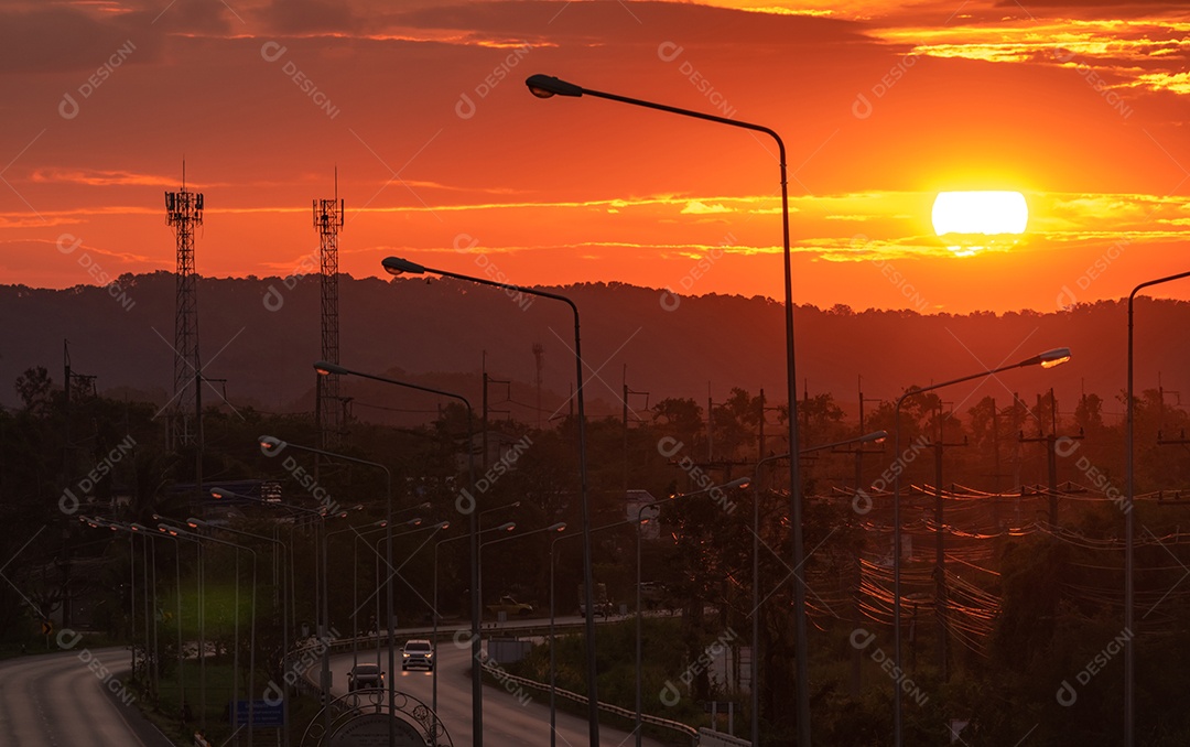 Belo nascer do sol sobre a montanha pela manhã.