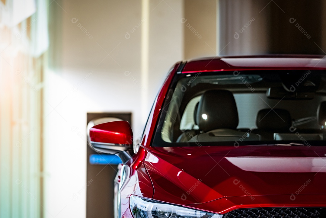 Novo carro compacto SUV de luxo vermelho estacionado em showroom moderno