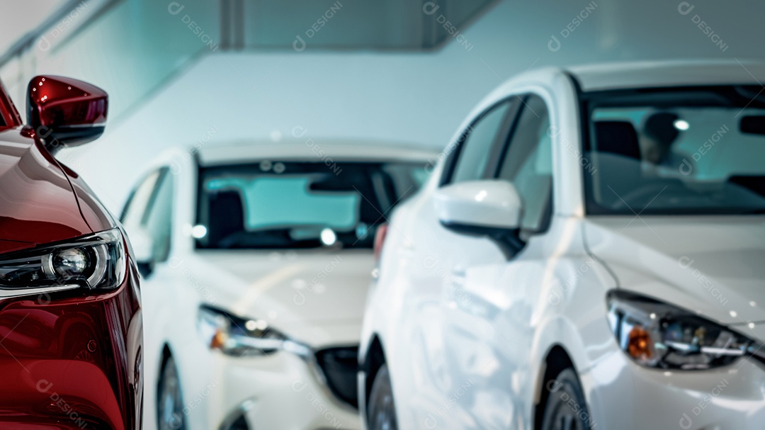 Novo carro compacto SUV de luxo vermelho estacionado em showroom moderno