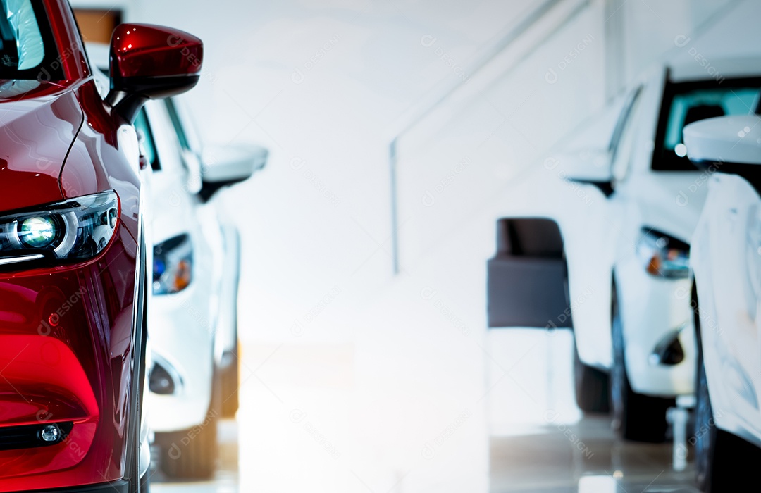 Vista frontal do carro vermelho. Novo carro compacto de luxo estacionado no moderno