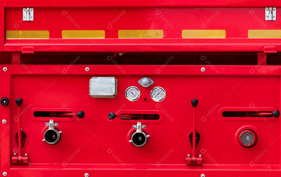 Caminhão de bombeiros. Motor de resgate. Vista lateral do veículo caminhão de bombeiros vermelho.