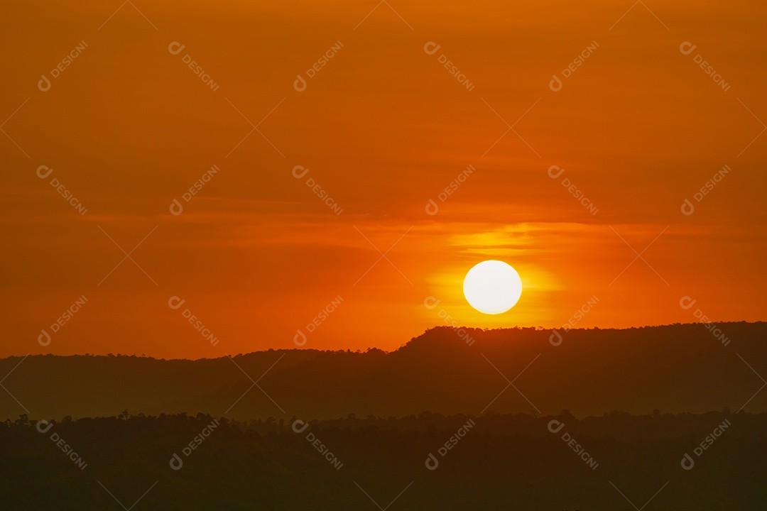 Bela paisagem natural da montanha com céu pôr do sol e nuvem