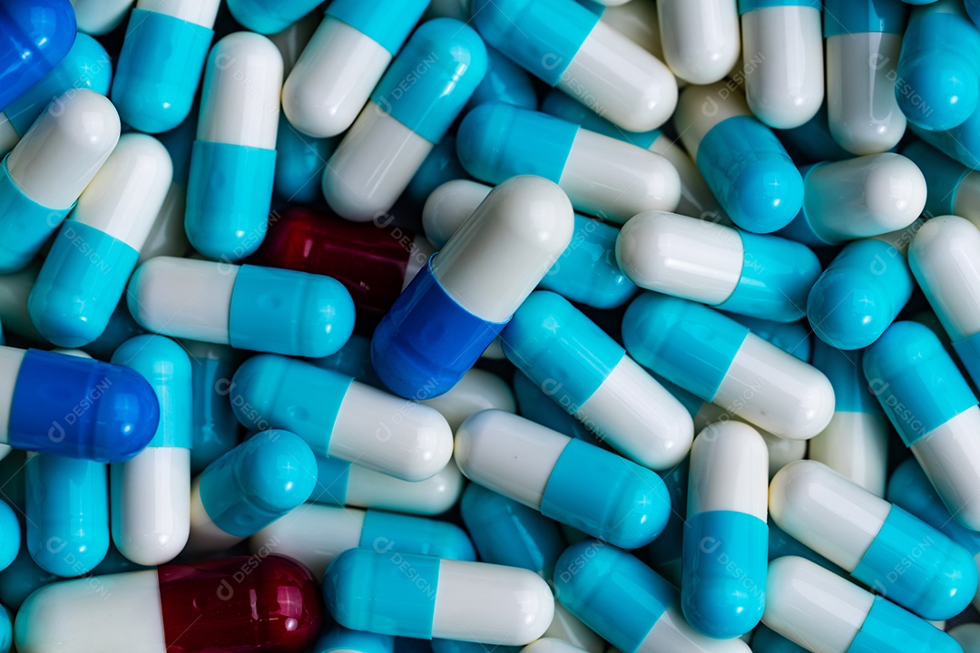 Comprimidos de cápsula azul-branco e vermelho-branco a granel. Contaminar no produto