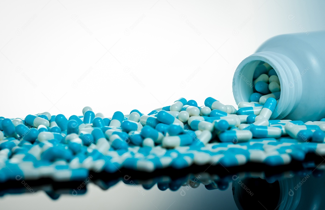 Comprimido de cápsula azul e branco derramado de plástico branco