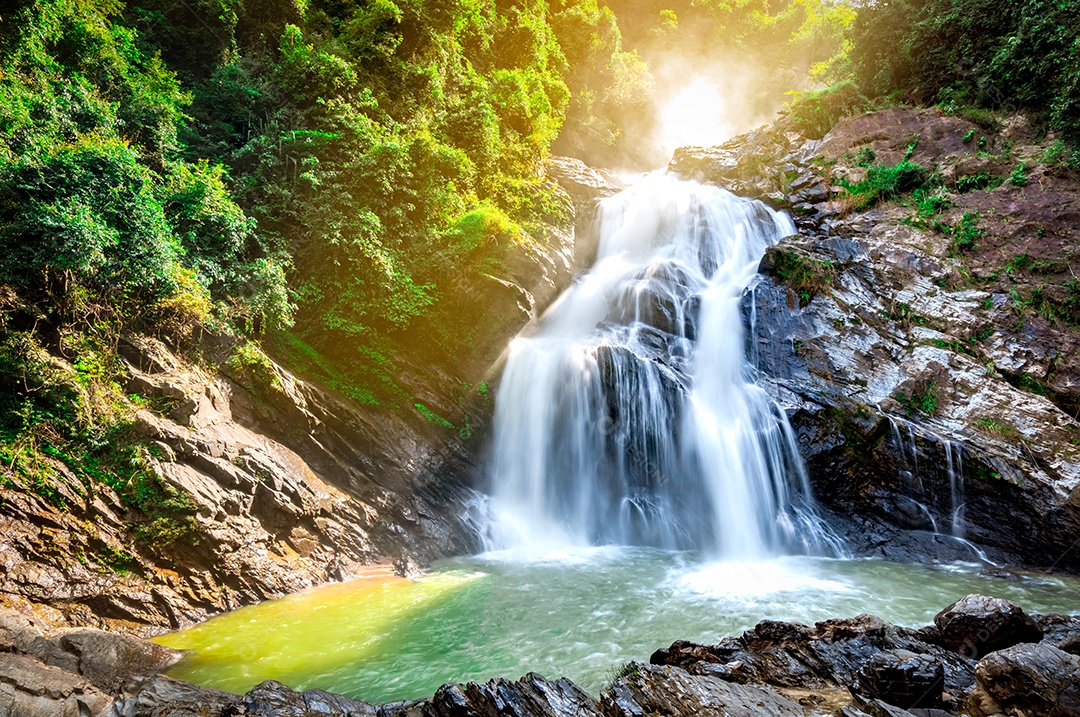 Cachoeira bonita na montanha com céu azul