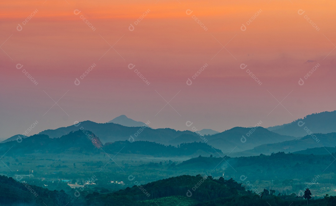 Bela paisagem natural da cordilheira com céu pôr do sol