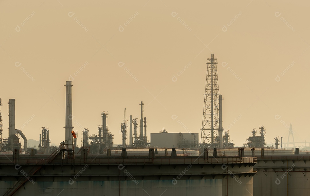 Poluição do ar na planta de refinaria de petróleo.