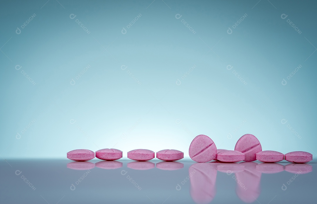 Comprimidos de comprimidos rosa na bandeja de drogas de aço inoxidável. Farmacêutico