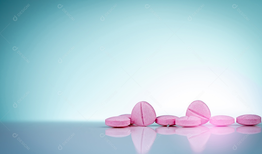 Comprimidos de comprimidos rosa na bandeja de drogas de aço inoxidável. Farmacêutico