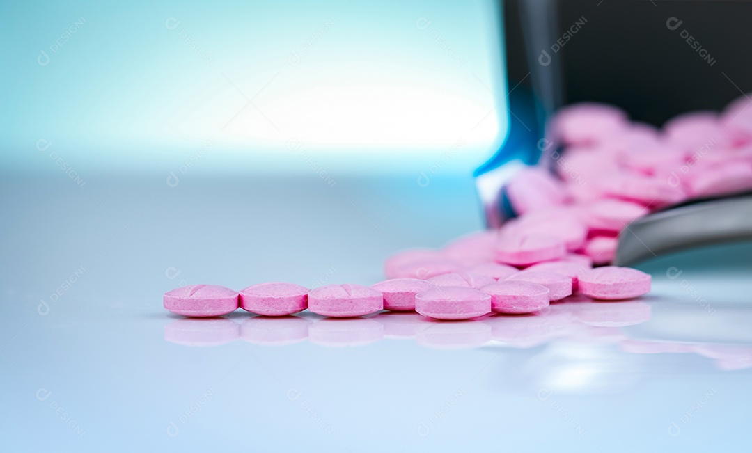 Comprimidos de comprimidos rosa na bandeja de drogas de aço inoxidável. Farmacêutico