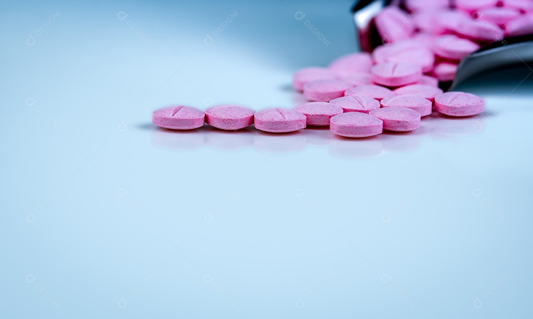 Comprimidos de comprimidos rosa na bandeja de drogas de aço inoxidável. Farmacêutico