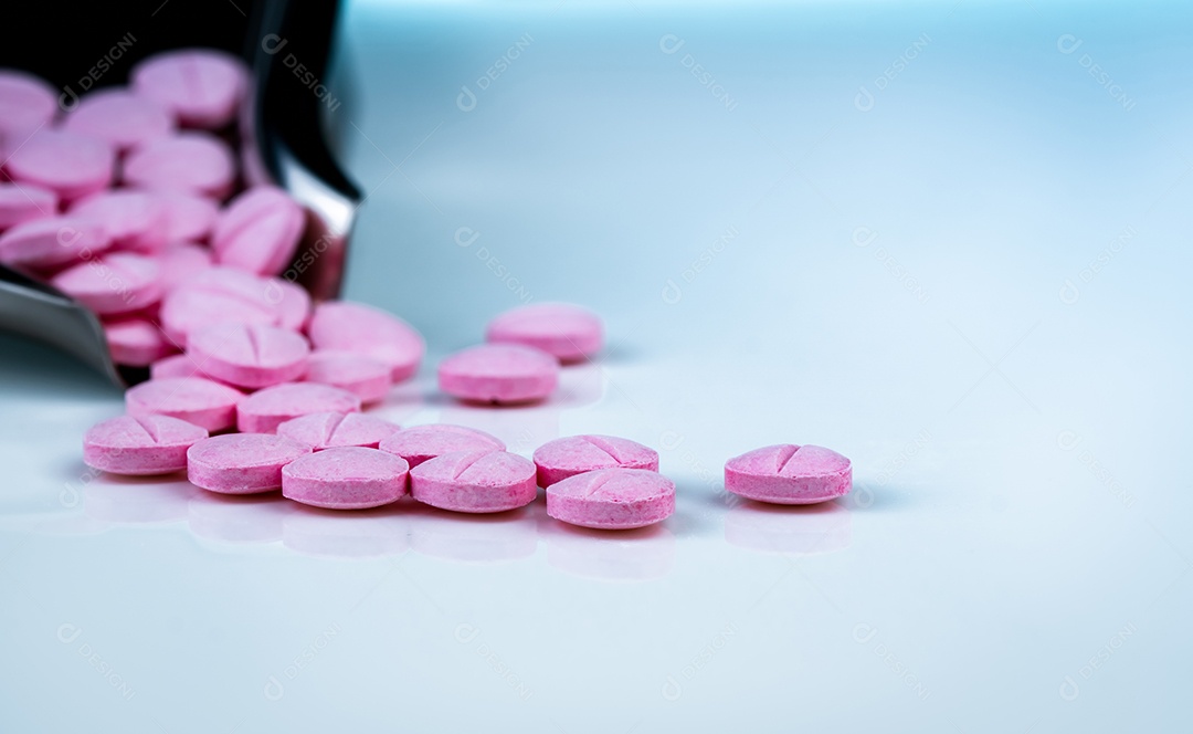 Comprimidos de comprimidos rosa na bandeja de drogas de aço inoxidável. Farmacêutico