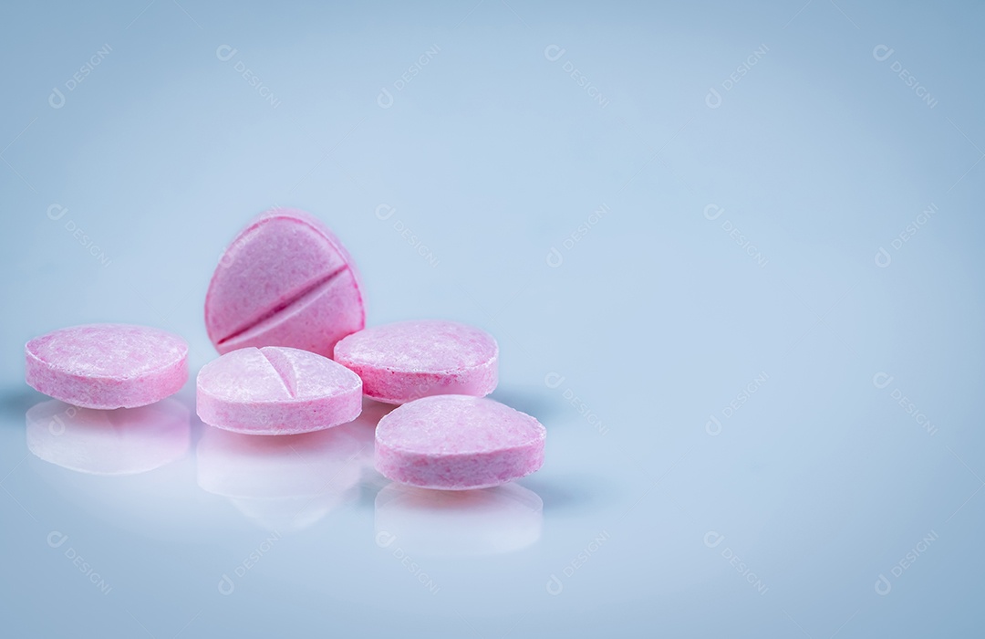 Comprimidos de comprimidos rosa na bandeja de drogas de aço inoxidável. Farmacêutico