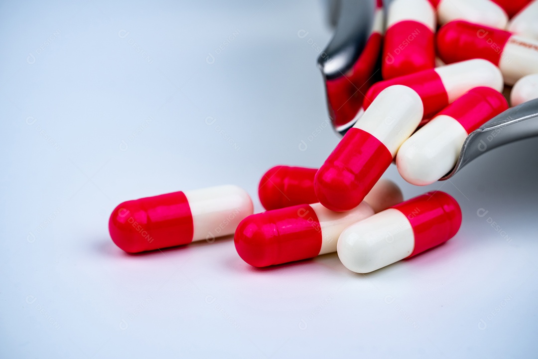 Comprimidos de cápsula vermelho-branco na bandeja de drogas de aço inoxidável