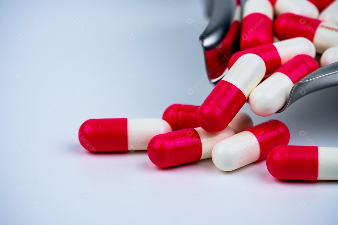 Comprimidos de cápsula vermelho-branco na bandeja de drogas de aço inoxidável