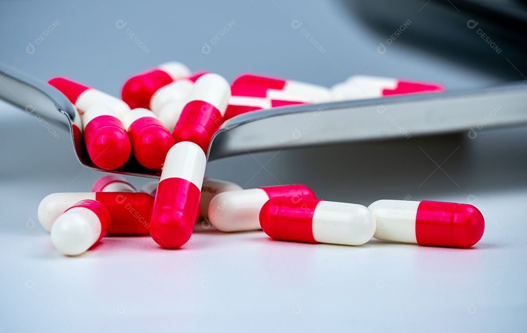 Comprimidos de cápsula vermelho-branco na bandeja de drogas de aço inoxidável