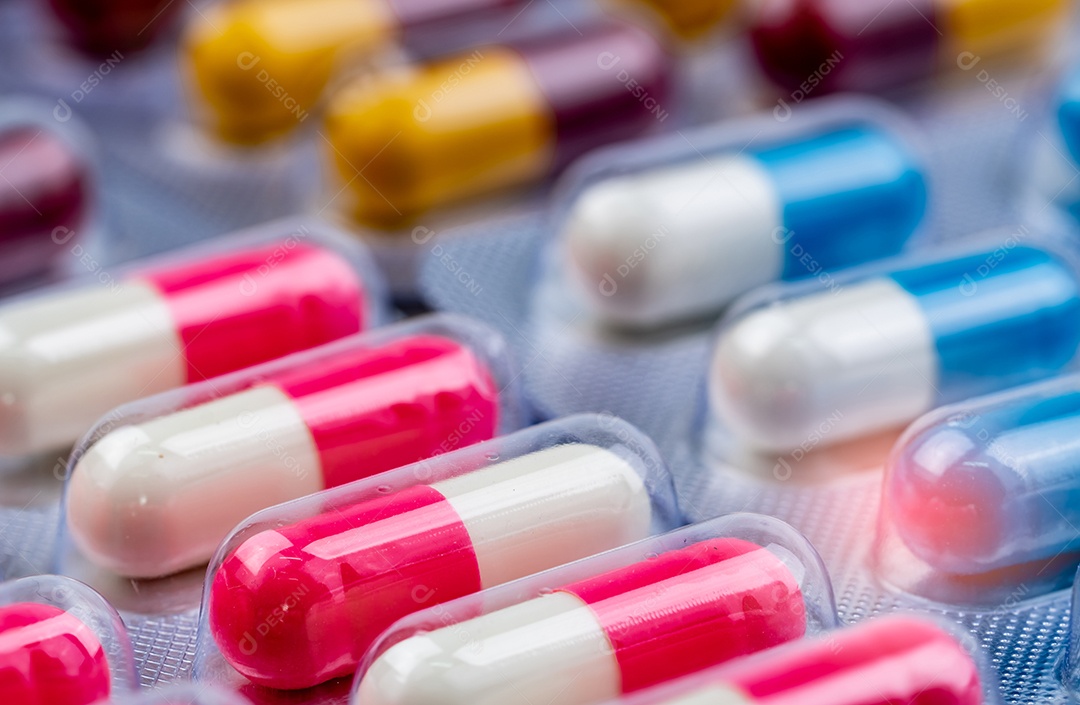 Foco seletivo em pílulas de cápsulas antibióticas rosa-brancas em blister