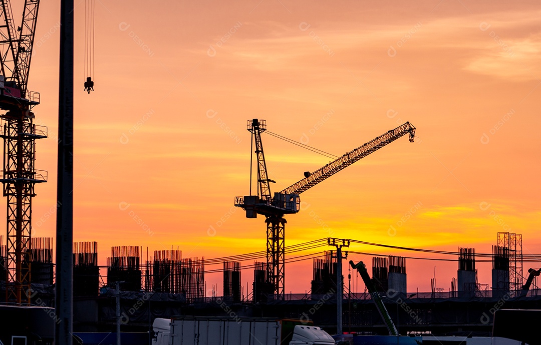 Canteiro de obras com guindaste e céu pôr do sol. indústria imobiliária