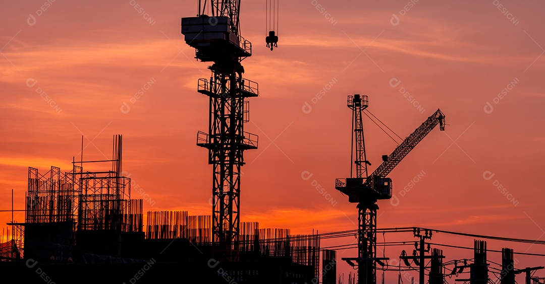 Canteiro de obras com guindaste e céu pôr do sol. indústria imobiliária